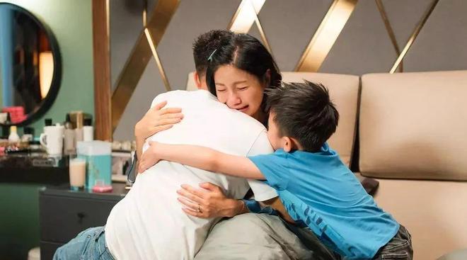 被小学生作业累麻了，家长也想减负