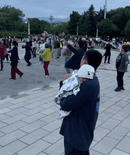 妻子上班丈夫带娃，一个摩梭家庭的育儿实践