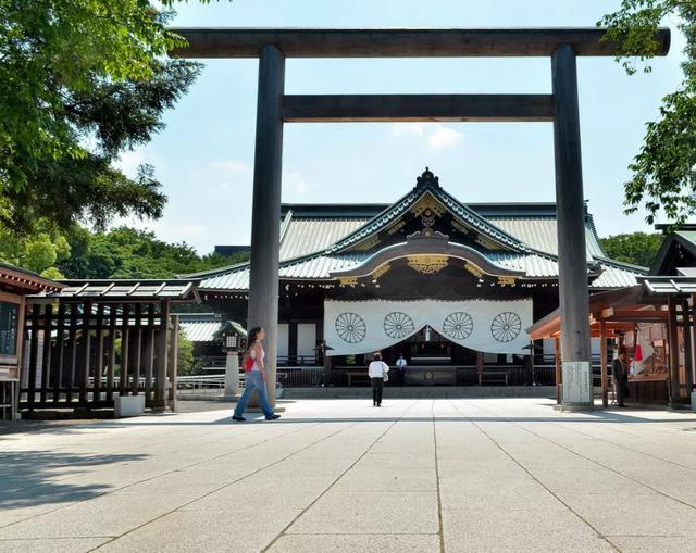 日本政要战败日参拜靖国神社，挑战历史正义为何屡禁不止？