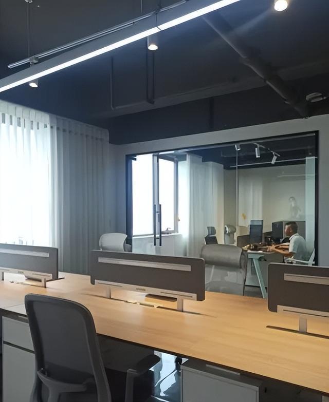 失业焦虑催生新场景？花30元“假装上班”的都市人