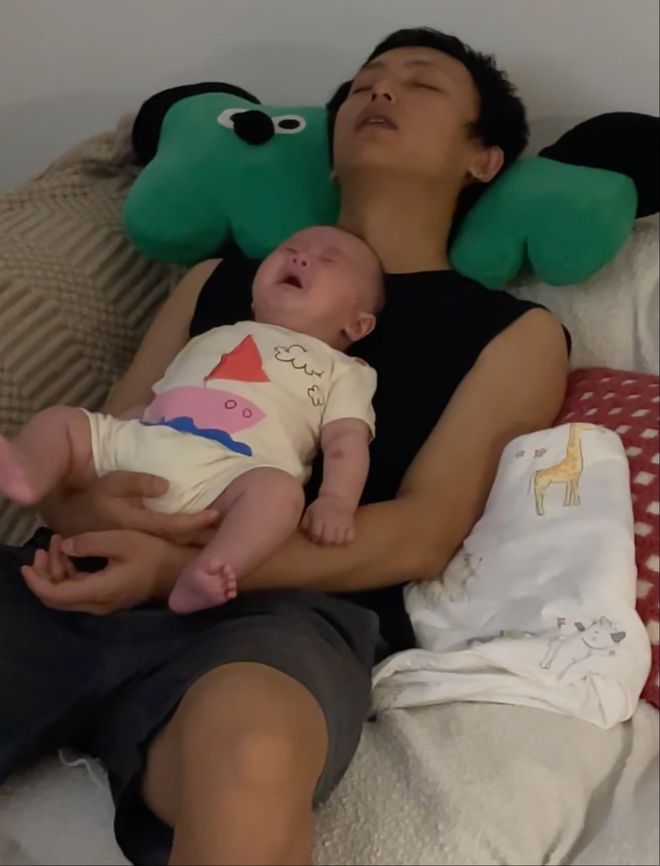 妻子上班丈夫带娃，一个摩梭家庭的育儿实践