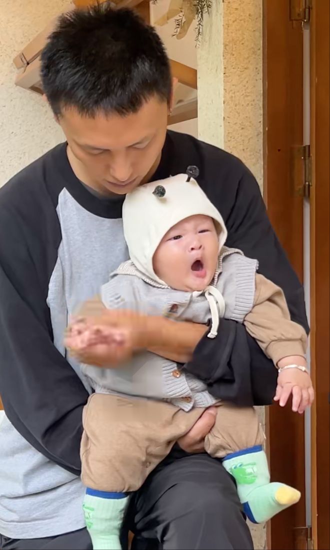 妻子上班丈夫带娃，一个摩梭家庭的育儿实践