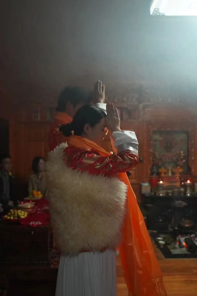 妻子上班丈夫带娃，一个摩梭家庭的育儿实践