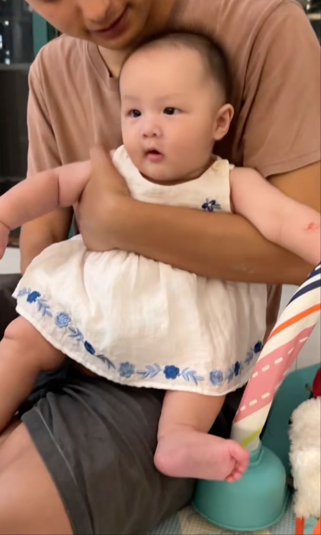 妻子上班丈夫带娃，一个摩梭家庭的育儿实践