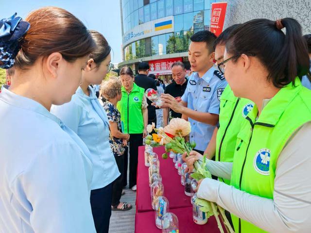 郑州二七警方反诈禁毒“双剑合璧”式宣传进商场