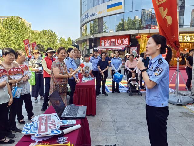 郑州二七警方反诈禁毒“双剑合璧”式宣传进商场