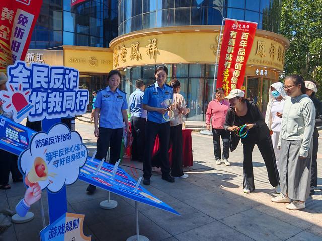 郑州二七警方反诈禁毒“双剑合璧”式宣传进商场