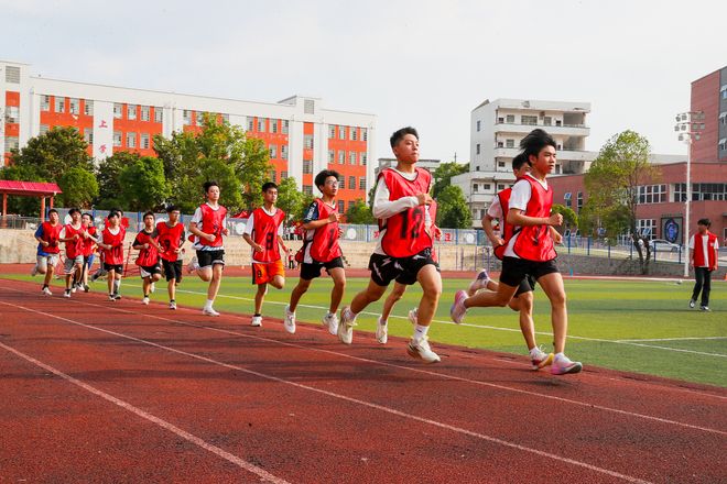 一生要强的中国人，连童鞋都卷成爱马仕
