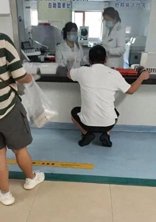 网友称医院检验科现“丁义珍式”窗口，门诊部门回应