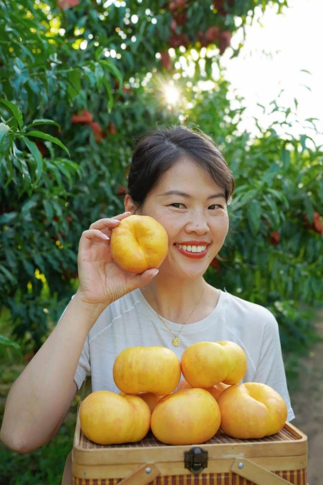 年轻人辞职回村卖水果，比打工开心