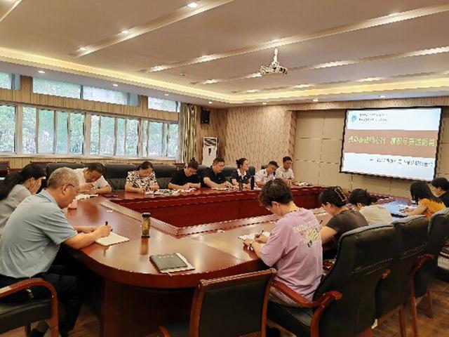 郑州市管城回族区外国语学校举行中层以上领导干部述职会