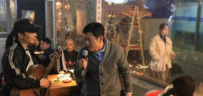 上千一晚的五星级酒店摆摊卖包子，“活着比矜持更重要”