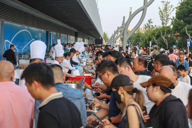 上千一晚的五星级酒店摆摊卖包子，“活着比矜持更重要”