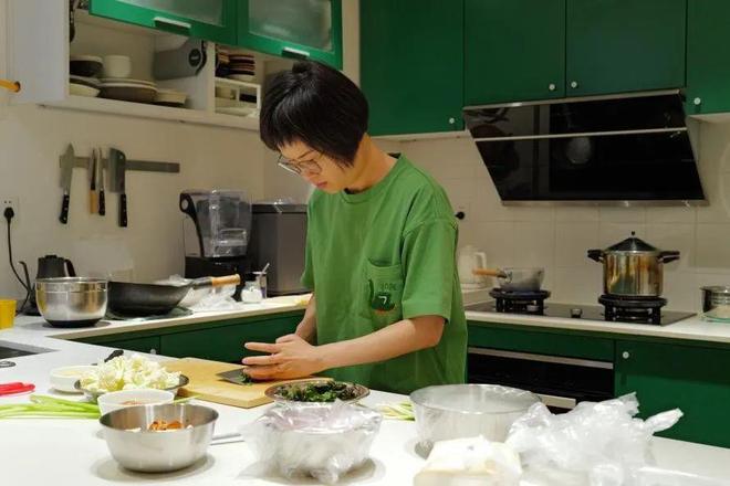 年轻人逃避做饭，只是因为太累吗？