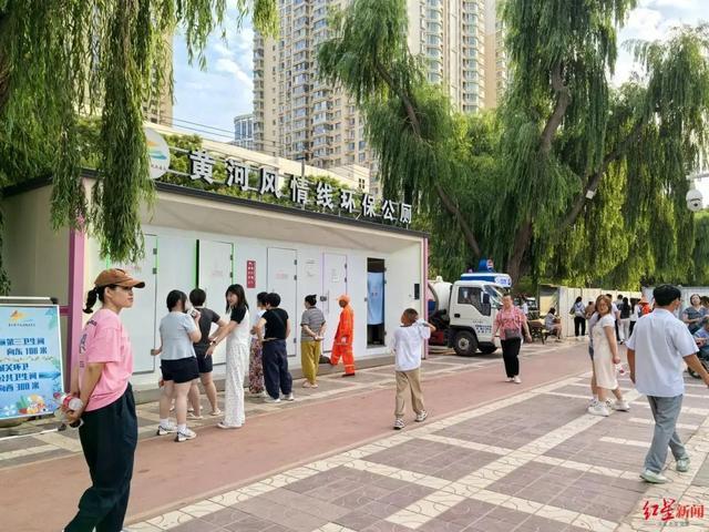 “女厕门口排长队”怎么解决？一地立法：调整男女厕位比例！