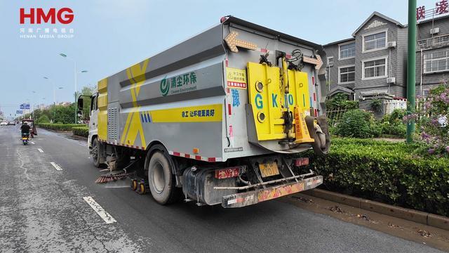 新乡原阳：“人工铲+机械冲” 高效清淤恢复城市“颜值”