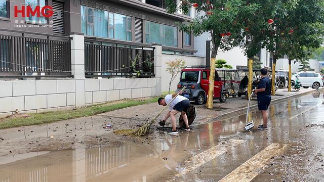 新乡原阳：“人工铲+机械冲” 高效清淤恢复城市“颜值”