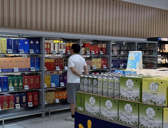 “山姆能试喝五粮液了，飞天还会远吗？”卖不动的白酒，正在占领超市货架
