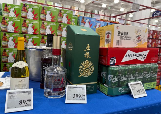 “山姆能试喝五粮液了，飞天还会远吗？”卖不动的白酒，正在占领超市货架