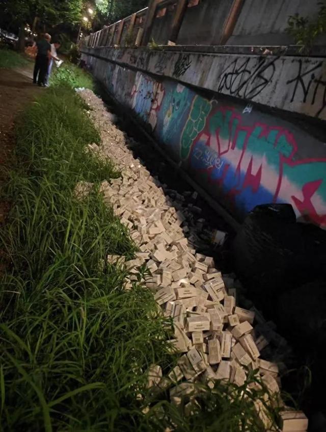 广东揭阳一大桥边发现2000盒未开封药品，街道办回应